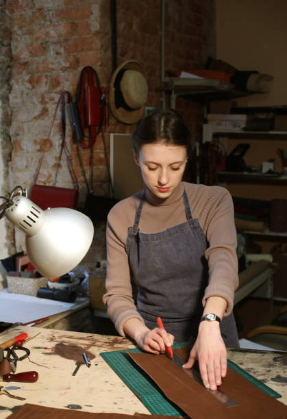 ライフスタイル、フリーランス、ホームビジネスコンセプト:若い女性がバッグ作りのスタジオで働いています - tools for construction ストックフォトと画像