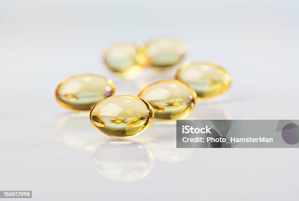 Tabletten Cod Liver Oil Makroansicht Auf Weiß Stockfoto und mehr Bilder von Medikamenten-Kapsel