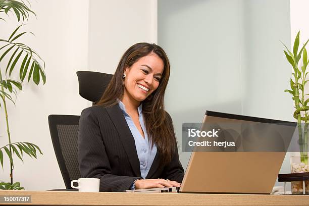 Geschäftsfrau Im Büro Stockfoto und mehr Bilder von Arbeiten - Arbeiten, Arrangieren, Attraktive Frau