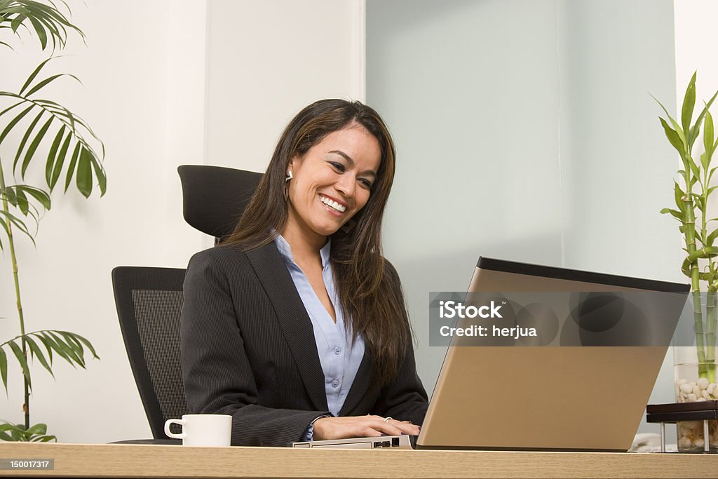 Деловая женщина в офис - Стоковые фото Беспроводная технология роялти-фри