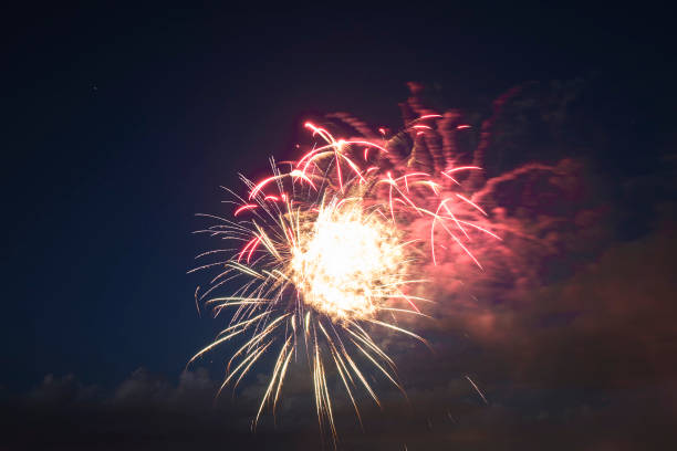 vista aérea de fogos de artifício brilhantes explodindo com luzes coloridas contra o céu escuro da noite no feriado do dia da independência dos eua - exploding celebration multi colored colors - fotografias e filmes do acervo