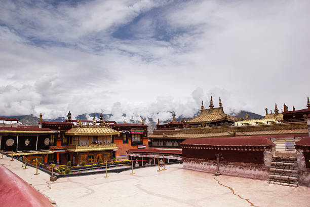 golden roof en templo de jokhang - lamaism fotografías e imágenes de stock