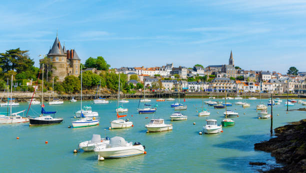 Vista panorámica de la ciudad pornic, el puerto y el castillo, Bretaña en Francia- Loira-Atlántico, región de Pays de la Loire - foto de stock
