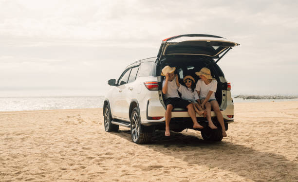 viaggio in famiglia sulla spiaggia, famiglia con auto viaggio in mare in estate - family beach cheerful happiness foto e immagini stock