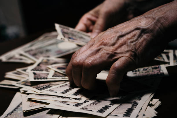 istock Japanese banknotes, 10,000 yen bills, elderly hands 1500226482