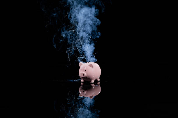sparschwein brennt - pig currency savings piggy bank stock-fotos und bilder