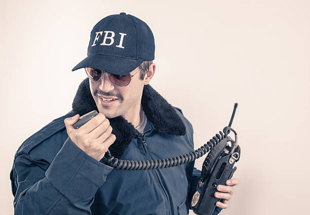 fbi agente hombre con vintage radio pedir respaldo - coat concepts danger anger fotografías e imágenes de stock