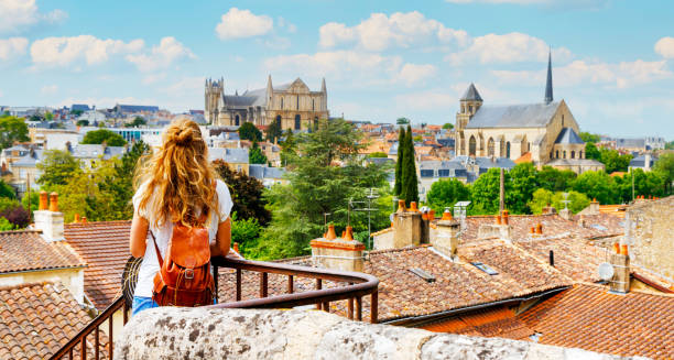 Mirador del paisaje de la ciudad de Poitiers- Mujer turista mirando el horizonte de la ciudad- vacaciones, destino de viaje, turismo en Francia- Poitou Charente, Vienne - foto de stock