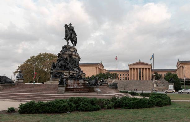 背景にワシントン記念塔の噴水とフィラデルフィア美術館。ペンシルベニア - george washington equestrian monument ストックフォトと画像