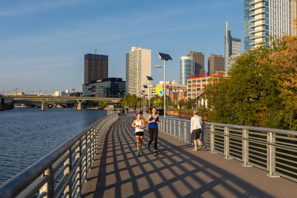 schuylkill river trail en filadelfia, pensilvania. schuylkill banks park con un sendero y vistas al horizonte. la gente está corriendo. - río schuylkill fotografías e imágenes de stock