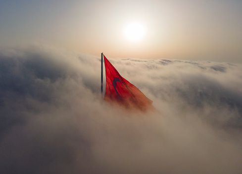 Bandera turca en la foto del dron Sunrise, Uskudar Estambul, Turquía photo