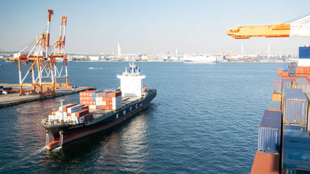 la nave portacontainer kmtc gwangyang parte e manovra a yokohama - depart foto e immagini stock