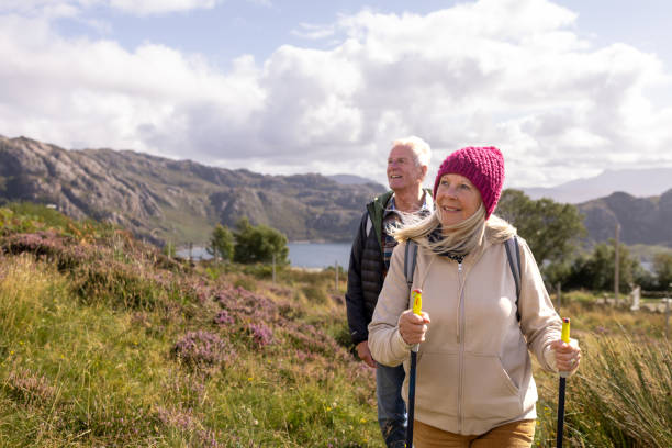 explorando as colinas acima do lago - torridon - fotografias e filmes do acervo