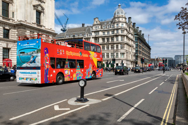 doppeldecker-busse auf dem bundesplatz, london - city of westminster big ben london england whitehall street stock-fotos und bilder