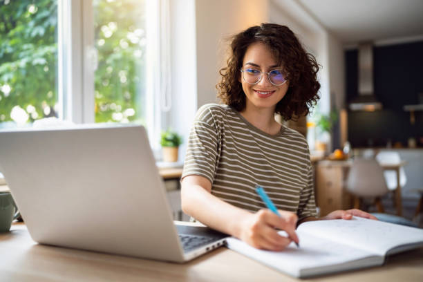 junge frau, eine studentin, die online studiert. - kurs stock-fotos und bilder