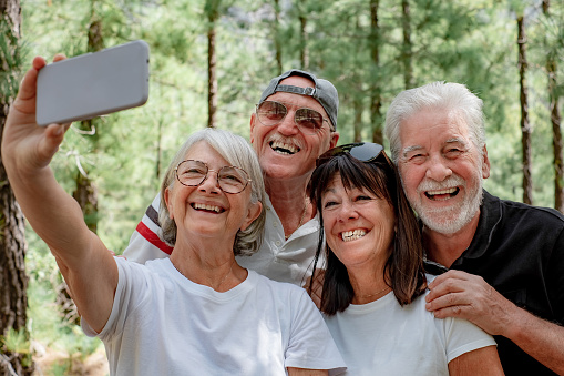 Group of Senior Friends Enjoying Trekking Day on Forest - Elderly Caucasian Men and Women Take Selfie with Smartphone - Freedom, Sport, Healthy Lifestyle Concept, Sport, Healthy Lifestyle Concept