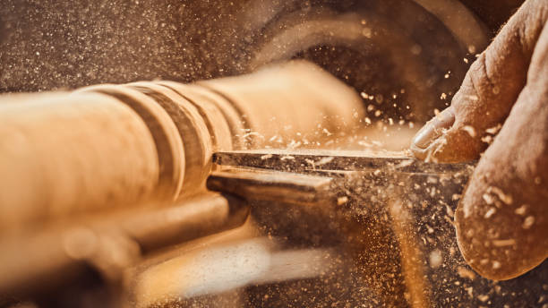 main masculine travaillant le bois - tournage sur bois photos et images de collection