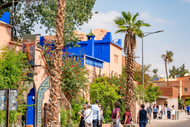 museo bereber en los jardines majorelle en la rue yves st laurent en marrakech, marruecos - boulevard mansion road grounds fotografías e imágenes de stock