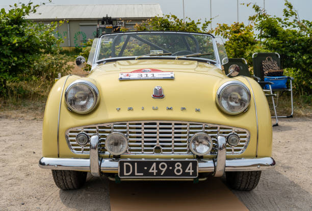 ナショナルオールドタイマーデーでの3年のクラシックな英国のスポーツカートライアンフtr1958の正面図 - collectors car antiquities ancient past ストックフォトと画像