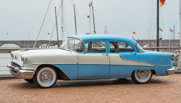 классический автомобиль oldsmobile 88 1955 года на национальном дне олдтаймера - old timers parade стоковые фото и изображения