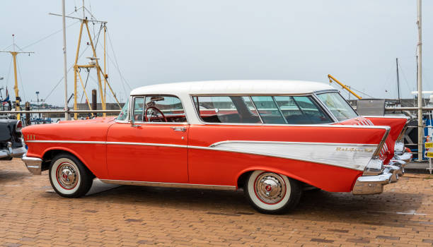 классический автомобиль chevrolet bel air nomad 1957 года на национальном дне олдтаймера - old timers parade стоковые фото и изображения