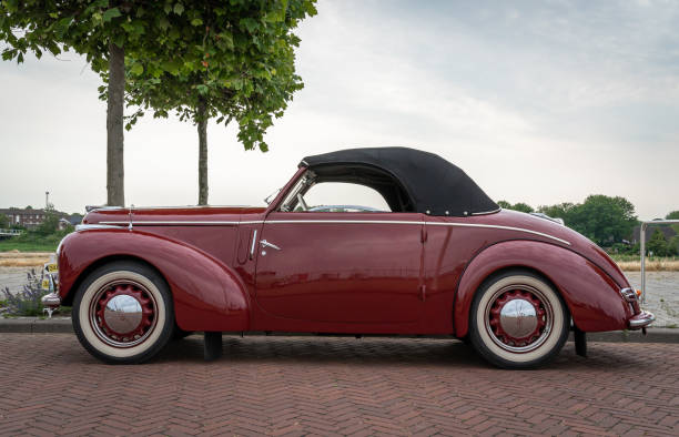 ретро-автомобиль skoda 1101 1949 года на национальном дне олдтаймера - old timers parade стоковые фото и изображения