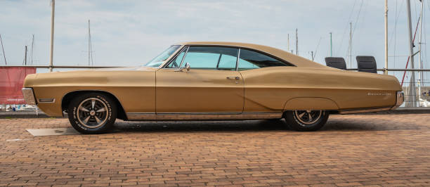 вид сбоку на классический автомобиль pontiac bonneville на национальном дне олдтаймера - old timers parade стоковые фото и изображения