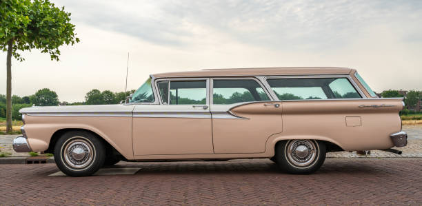 вид сбоку на классический автомобиль ford country sedan 1959 года на национальном дне олдтаймера - old timers parade стоковые фото и изображения