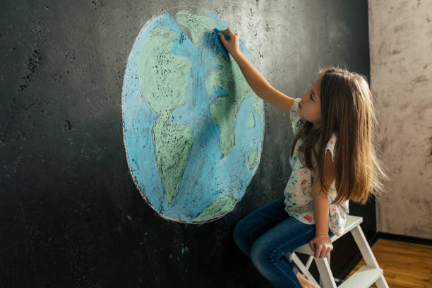 화려한 분필로 행성 지구 모양을 그리는 소녀 - photography chalk blackboard globe 뉴스 사진 이미지