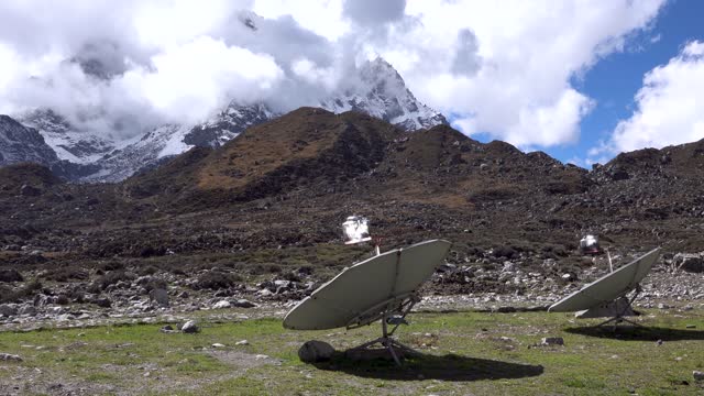 Solar mirrors boiling metal kettles with the heat of the sun, Everest