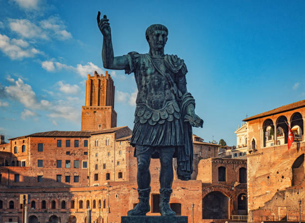 Statua dell'imperatore Traiano davanti al mercato di Traiano Roma Italia - foto stock