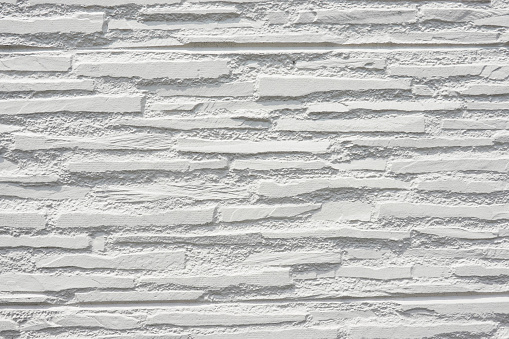 wall with finely interrupted horizontal striped undulations
