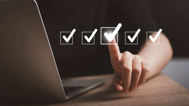 Performance checklist template for employees or check box questionnaire survey. businessman using laptop doing online checklist, filling out digital form checklist. Business management goal strategy. plantilla de lista de verificación de rendimiento para empleados o encuesta de cuestionario de casilla de verificación. hombre de negocios que usa una computadora portátil haciendo una lista de verificación en línea, completando la lista de verificac