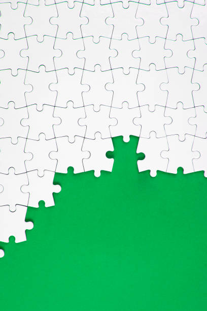 quebra-cabeça em fundo verde - blank puzzle - fotografias e filmes do acervo