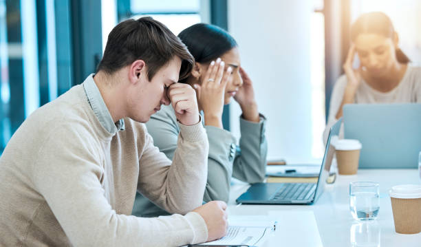 cansada, estressada e empresários em uma reunião com dor de cabeça, problema e depressão da equipe. funcionários tristes, ansiosos e frustrados com burnout, fadiga e um erro de coworking no trabalho - business meeting business person worried latin american and hispanic ethnicity - fotografias e filmes do acervo