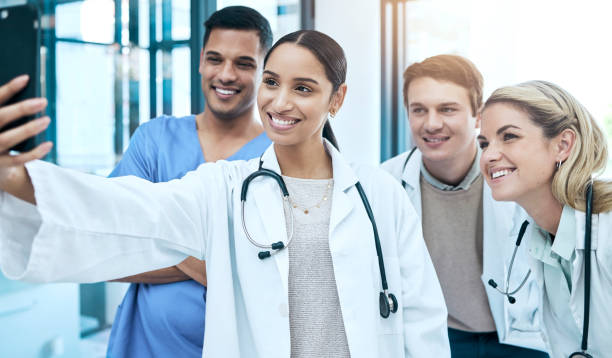 Selfie of nurses, doctors or medical group of people for social media, hospital or healthcare teamwork post. Happy, diversity and young women and men with internship profile picture or career memory selfie de enfermeras, médicos o grupo médico de personas para redes sociales, hospital o publicación de trabajo en equipo de atención médica. feliz, diversidad y mujeres y hombres jóvenes con foto de perfil de pasantía o memoria de carrera