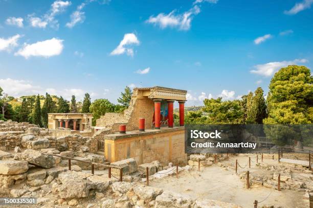The North Entrance Of The Palace With Charging Bull Fresco In Knossos Stock Photo - Download Image Now