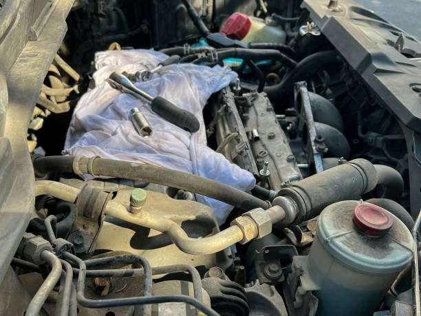 reparação de motor de automóvel, ferramentas, chave inglesa - auto repair shop rag wrench dirty - fotografias e filmes do acervo
