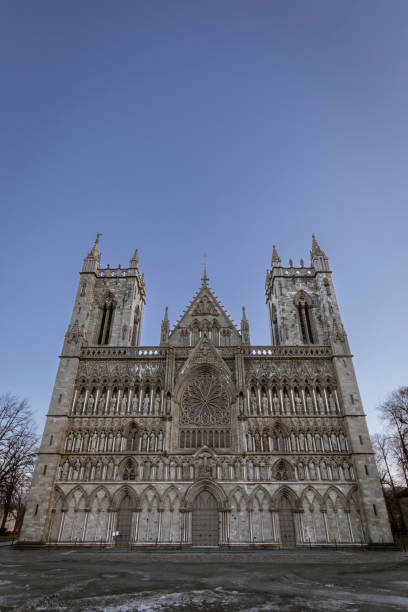 zachodnia fasada katedry nidaros w trondheim, norwegia zimą - scandinavian church front view norway zdjęcia i obrazy z banku zdjęć