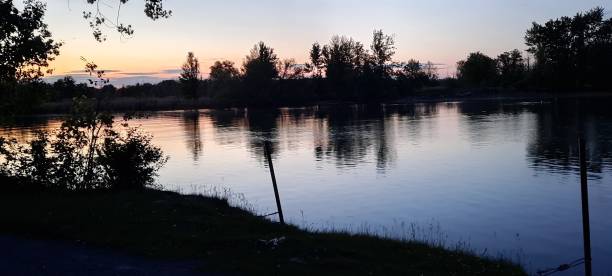 rivière shadow tranquille - panoramic lake river scenics photos et images de collection