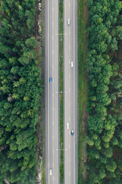 교통량이 적은 숲을 통과하는 고속도로 - car aerial 뉴스 사진 이미지