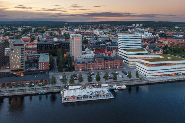 abend im zentrum von umeå - norrland stock-fotos und bilder