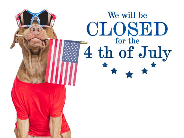 istock Signboard We will be closed for the 4th of July 1500411111