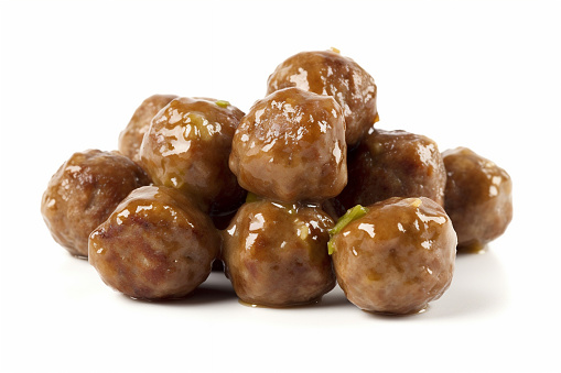 Presented on a white background, these classic meatballs in Swedish sauce are the quintessential comfort food. The image highlights their juicy texture and the brightness of the sauce, ensuring that they become the center of attention.