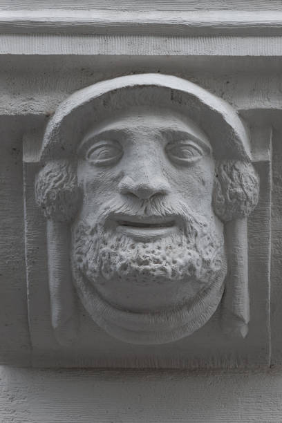 leipzig, alemania, arte callejero de un anciano con cara de barba. - renaissance baroque style sculpture human face fotografías e imágenes de stock