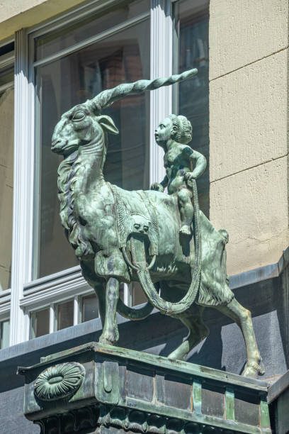leipzig, alemania, estatua de un niño montado en un extraño antílope místico. - renaissance baroque style sculpture human face fotografías e imágenes de stock