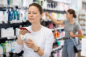erwachsene-frau-sucht-kosmetikprodukt-vom-foto-im-internet.jpg?b=1&s=170x170&k=20&c=IdiTEwW_dLHVK6G1Z-AmJcHFV56yLQ2Ja7Vi-eTnQeA=