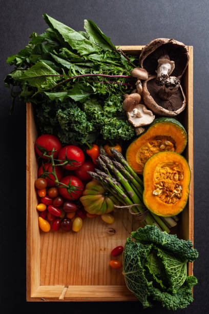 légumes biologiques dans une caisse en bois - vegetable healthy eating heirloom tomato edible mushroom photos et images de collection