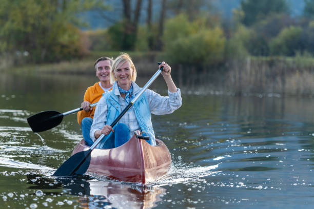 체르크니스코 호수에서 카누를 타는 여행자 - lake cerknica 뉴스 사진 이미지