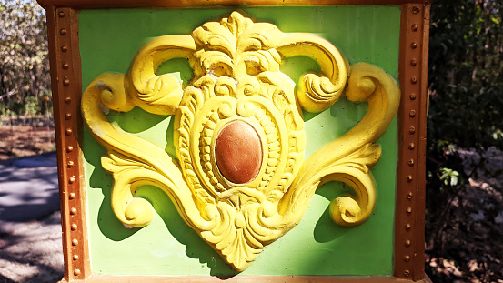 Pole ornament or relief with a combination of yellow and green